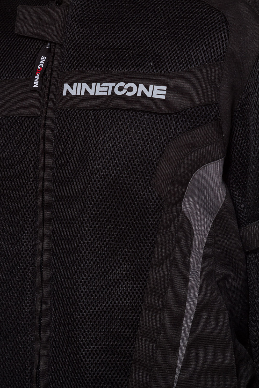 CAMPERA 4S NEGRO GRIS DETALLE 1.jpg